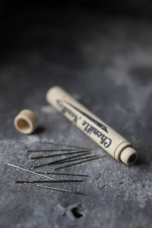 Needle roller and needles on a textured surface